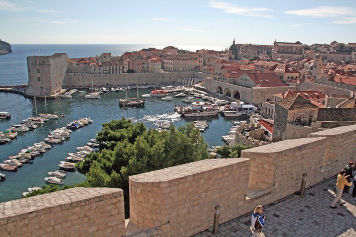 Blick über die Altstadtmauer auf Dubrovnik Blick über die Altstadtmauer auf Dubrovnik