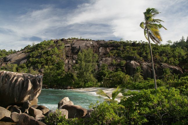Granitfelsen am Sandstrand der seychellen