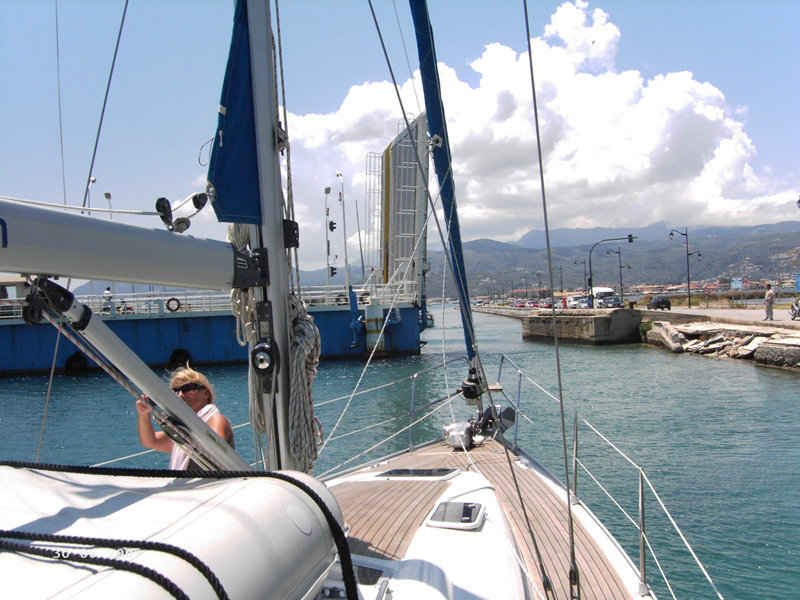 Einfahrt in die Hebebrücke Lefkas