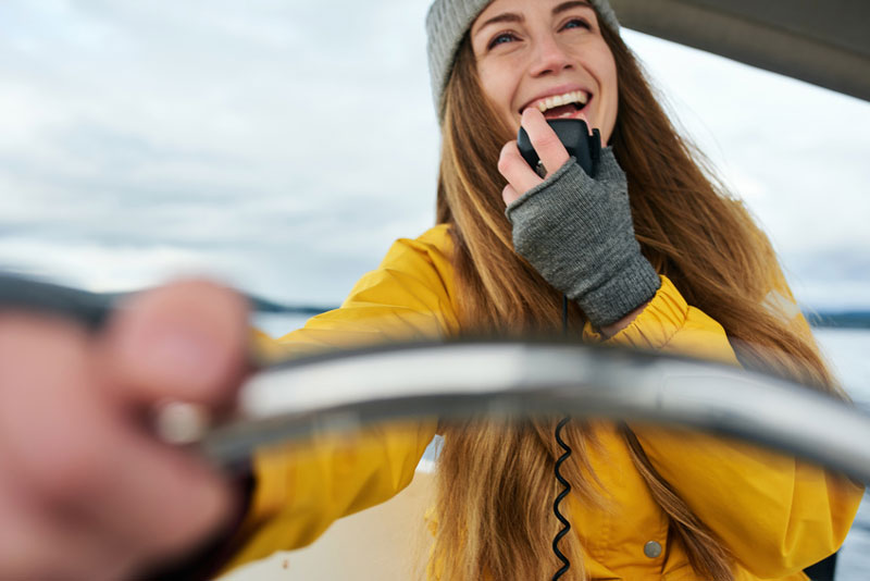 Skipper auf einer Segelyacht