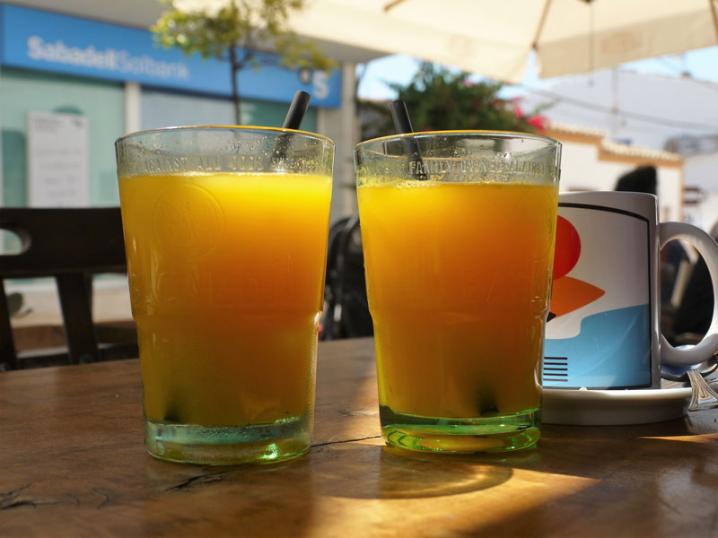 Frühstück in Sant Francesc mit frischem Orangensaft