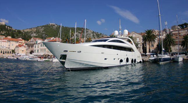 Luxus-Motoryacht am Pier von Hvar, Kroatien