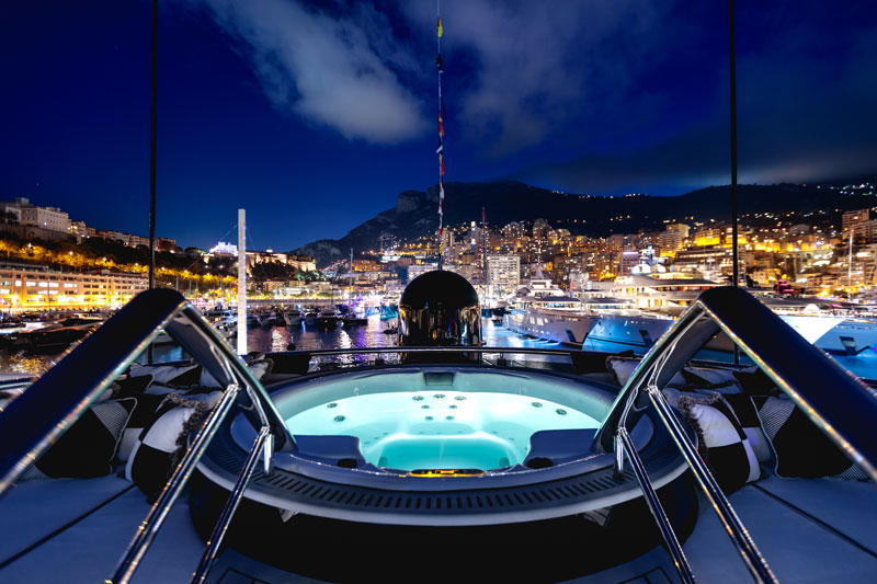 Superyacht im Hafen von Monaco mit Blick auf Monte Carlo