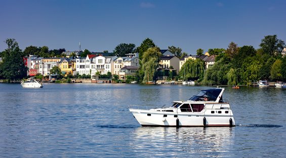 ​Bootsferien auf dem Fluss Havel in Potsdam, Brandenburg