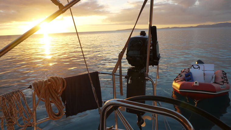 Sonnenuntergang auf einem Segelboot Chartertörn