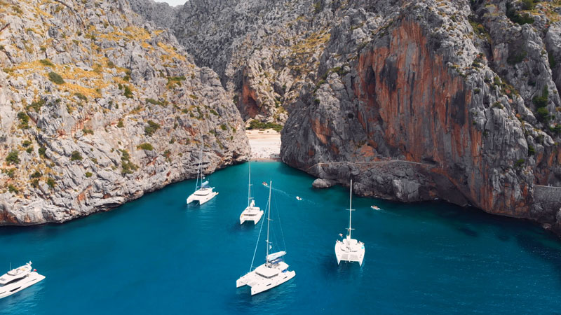Cala de sa Calobra mit ankernden Segelyachten