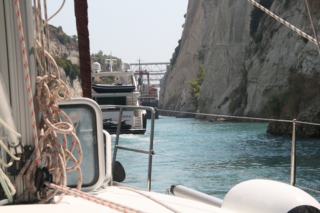 Mit der Yacht durch den Kanal von Korinth