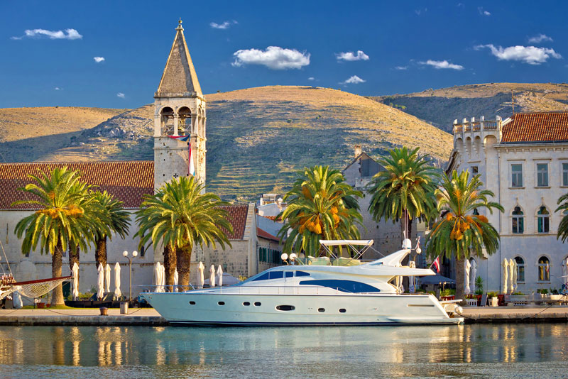 Luxus-Motoryacht in Trogir